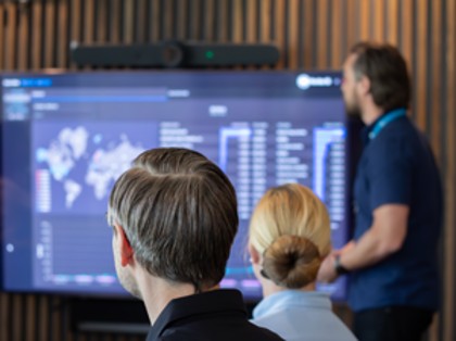A man at Monitor ERP giving a presentation to a group of people about Monitor BI (business intelligence)