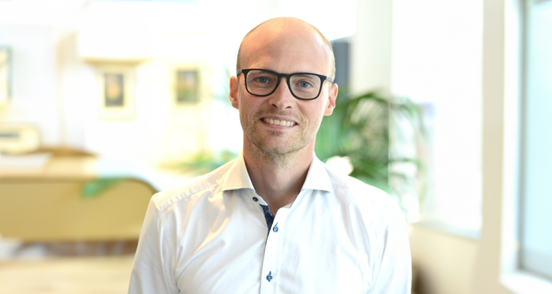 Viktor Sandin, CFO på ELMAB står i ett kontor.