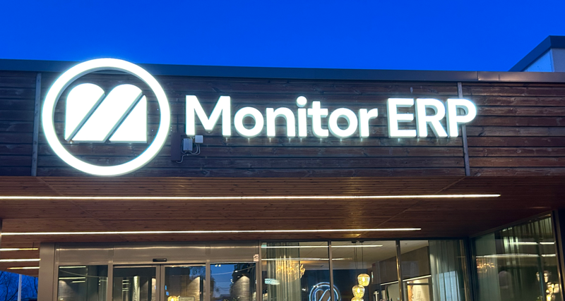En skylt med Monitor ERP på sidan av Monitor ERP:s huvudkontor i Hudiksvall, Sverige.