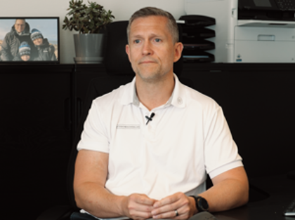 Mikael Vetterskog, CEO of Fårbo Manufacturing sitting at a desk in front of a computer.