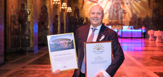 Jörgen Persson håller upp diplom för vinnare av årets företagare i Sverige 2024