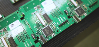 En närbild av ett grönt elektroniskt kort.