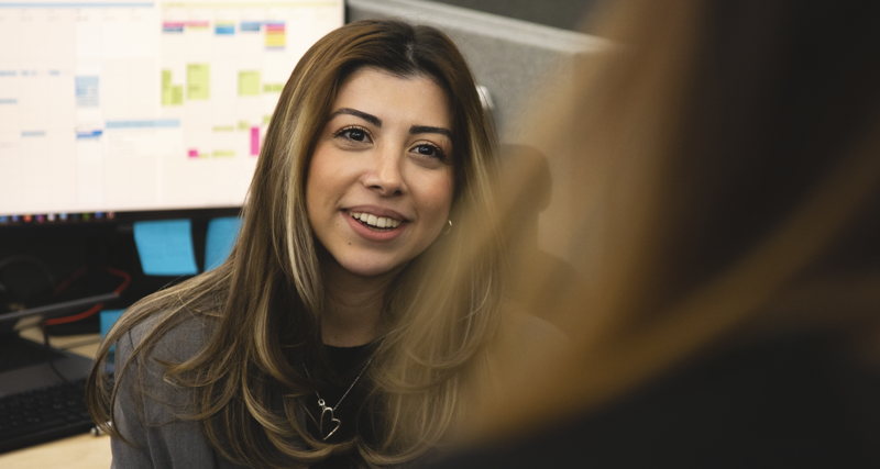 Hazal pratar med en kollega.