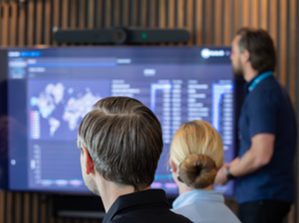 A man at Monitor ERP giving a presentation to a group of people about Monitor BI (business intelligence)