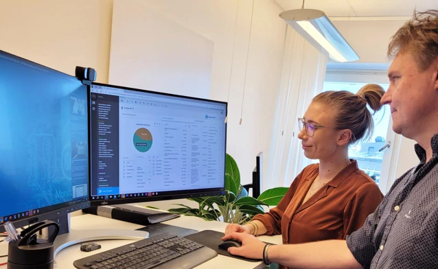 Mikael Melander, Senior ERP Systems Specialist at Koenigsegg, demonstrating to a collegue how the Monitor ERP system works.