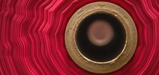 En närbild av ett rött och gyllene föremål.