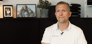 Mikael Vetterskog, VD på Fårbo Manufacturing sitter vid sitt skrivbord.