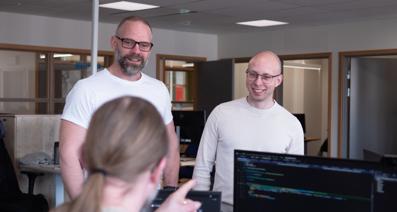 Jonas Lundin står och pratar med kollegor på anpassningsavdelningen.