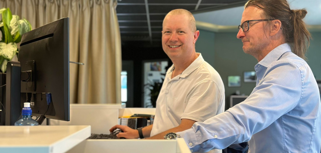 Zakarias Gagner, Technical Manager på National står tillsammans med en kollega.