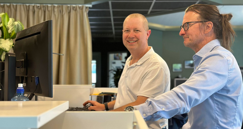 Zakarias Gagner, Technical Manager på National står tillsammans med en kollega.