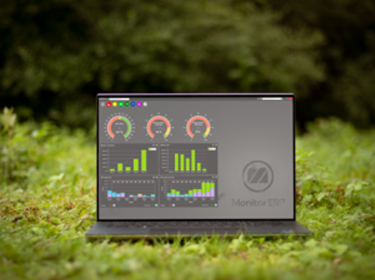Illustration av Monitor ERP-instrumentpanel på en skärm placerad i naturen, som symboliserar hållbarhet.