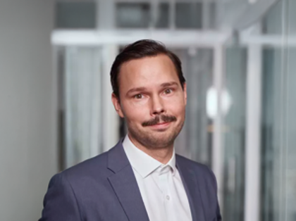 Erik Ståhlsten, IT-manager på Harald Pihl, står framför en grå bakgrund.