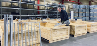 En man står i en fabrik.