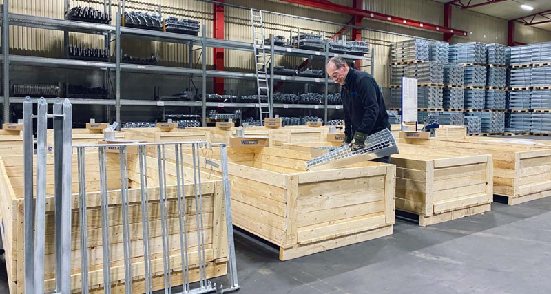 En man står i en fabrik.